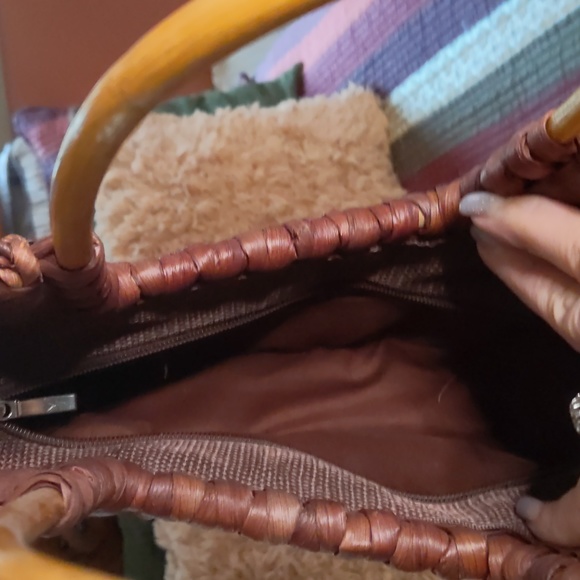 Cute boho wicker bag with wooden handles, lined inside with zipper closure - Picture 5 of 8